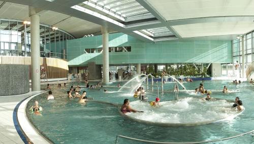 un grupo de personas en una piscina en un centro comercial en Matin d'été, en Chartres