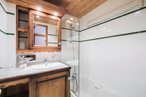 Kúpeľňa v ubytovaní Résidence Le Roselend - maeva Home - Appartement au pied des pistes 3 Pièces 6 Personnes - Sélection MAE-4663