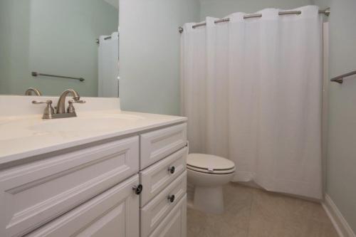 La salle de bains est pourvue d'un lavabo, de toilettes et d'une douche. dans l'établissement Sea Star in Cherry Grove, à Myrtle Beach