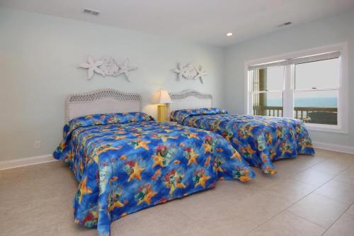 - une chambre avec 2 lits et une fenêtre dans l'établissement Sea Star in Cherry Grove, à Myrtle Beach