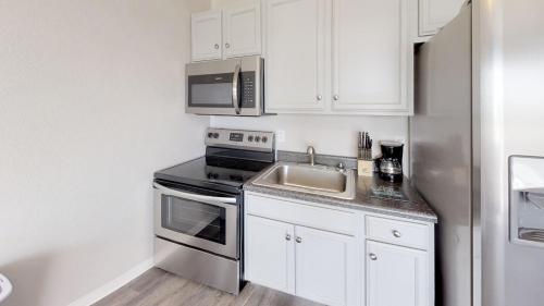 Nhà bếp/bếp nhỏ tại One Bedroom Condo Oceanfront Cherry Grove at Blue Mist Villas Unit 101