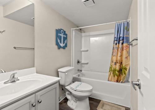 un bagno bianco con un water e un lavandino di Blue Mist Villas Unit 301 is a 3rd Floor Oceanfront Condo in Cherry Grove NMB a Myrtle Beach
