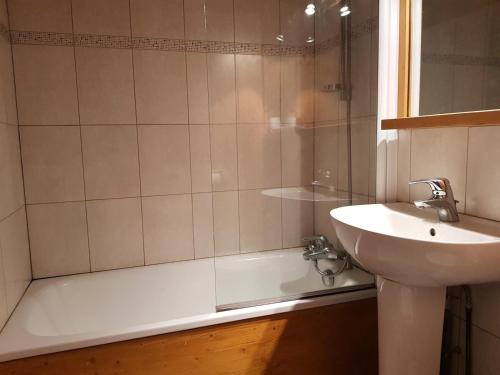 アルク1600にあるRésidence Cachette - Appartement 2 pièces 4 personnes à Arc 1600 en centre station proche des pistes et des commerces MAE-2095の洗面台と浴槽と洗面台のあるバスルーム