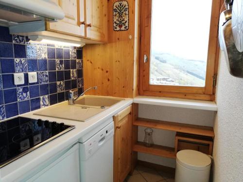 a small kitchen with a sink and a window at CRISTALLIN G - Appartement CRISTALLIN 56 pour 4 Personnes 62 in Valmorel