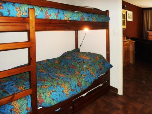 - une chambre avec des lits superposés et une couette bleue dans l'établissement Résidence Les Flocons - STUDIO N°102 FLOCONS MAE-3674, à Le Mélézet