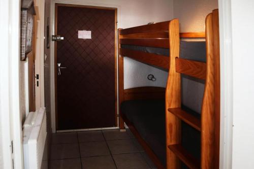 Cette petite chambre comprend des lits superposés et une porte. dans l'établissement Résidence Les Carlines - Joli studio de 4 personnes en cœur de station vue pistes MAE-3714, à Le Mélézet