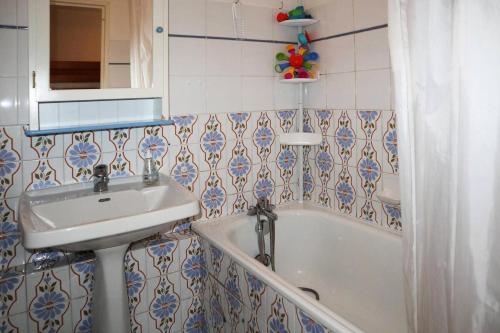 une salle de bain avec un lavabo et une baignoire dans l'établissement Résidence Les Carlines - Joli studio de 4 personnes en cœur de station vue pistes MAE-3714, à Le Mélézet