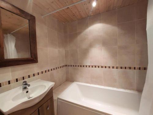 łazienka z umywalką i wanną w obiekcie Résidence Vogel - Chaleureux duplex pour 4 personnes avec une très belle vue sur la vallée dans le village de Charmettoger à Arc 1800 MAE-2129 w mieście Arc 1800