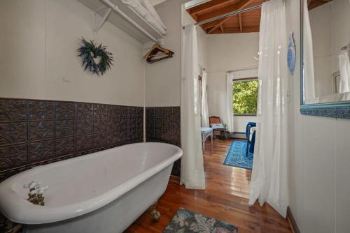 Kylpyhuone majoituspaikassa Luxury in the Mountains Ruby's Roost Home & Loft