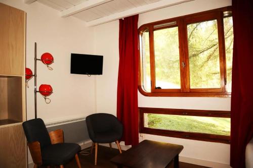 - un salon avec une fenêtre dotée de rideaux rouges dans l'établissement Résidence Le Silhourais - Grand appartement pour 8 personnes : 21 SILHOURAIS MAE-3744, à Le Mélézet