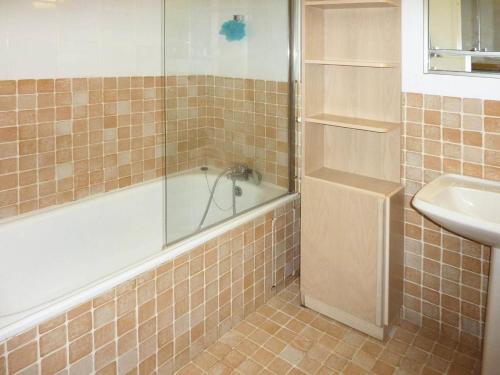 une salle de bain avec une douche, une baignoire et un lavabo dans l'établissement Résidence Le Silhourais - Grand appartement pour 8 personnes : 21 SILHOURAIS MAE-3744, à Le Mélézet