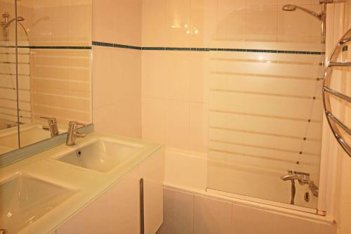 une salle de bain blanche avec un lavabo et une douche dans l'établissement Résidence Le Belvedere - 2 Pièces pour 6 Personnes 864, à Le Mélézet
