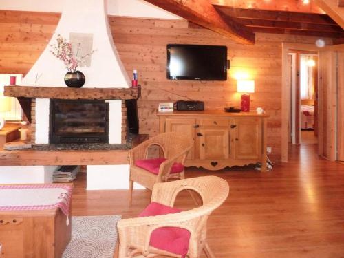 - un salon avec une cheminée dans une cabane en rondins dans l'établissement Résidence Les Anemones - Très grand appartement 8 personnes MAE-3684, à Le Mélézet