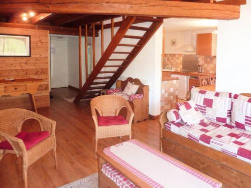 - un salon avec un canapé, des chaises et un escalier dans l'établissement Résidence Les Anemones - Très grand appartement 8 personnes MAE-3684, à Le Mélézet