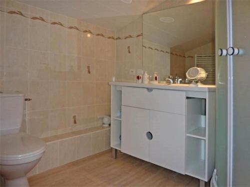 une salle de bain avec toilettes, lavabo et baignoire dans l'établissement Résidence Les Anemones - Très grand appartement 8 personnes MAE-3684, à Le Mélézet