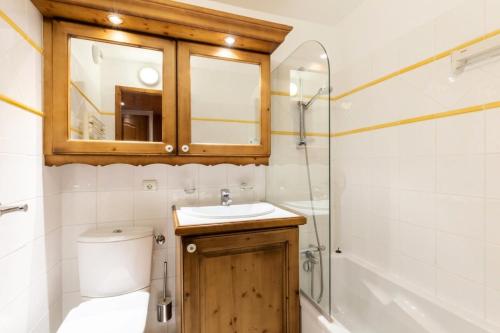 ein Badezimmer mit Waschbecken, Toilette und Dusche in der Unterkunft Résidence Les Fermes du Soleil - maeva Home - Appartement 3 pièces 6 personnes - Sélection MAE-8007 in Les Carroz d'Araches