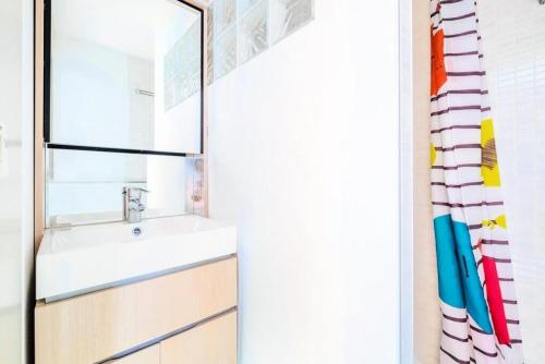 une salle de bain avec un lavabo et un miroir dans l'établissement Résidence Les Ruches - maeva Home - Studio 2 Personnes - Confort - Bâtiment Allegro MAE-7437, à Avoriaz