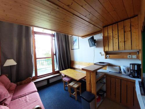 een kleine kamer met een keuken en een tafel in een kamer bij Résidence Archeboc - Studio pour 4 Personnes 30 in Arc 1800