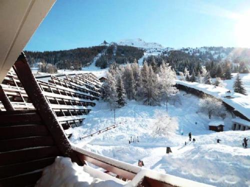 a view of a ski slope in the snow at Résidence Les Arolles - Studio cabine 5 personnes agréable et bien aménagé à Arc 1600 en centre station et proche des pistes MAE-2139 in Arc 1600