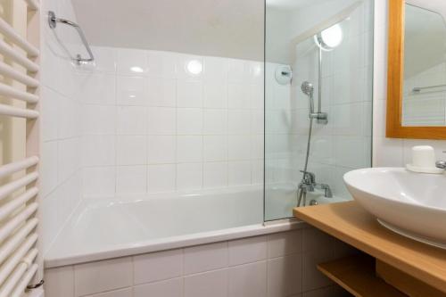 a bathroom with a shower and a sink at Résidence Plagne Lauze - maeva Home - Appartement 2 pièces 5 personnes - Confort MAE-9202 in Mâcot La Plagne