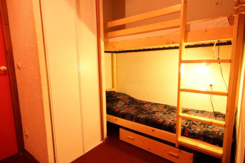 Cette petite chambre dispose de lits superposés et d'une échelle. dans l'établissement Résidence Grande Ourse - Appartement 2 pièces 4 personnes à Vallandry en centre station et proche des pistes MAE-2138, à Peisey-Nancroix