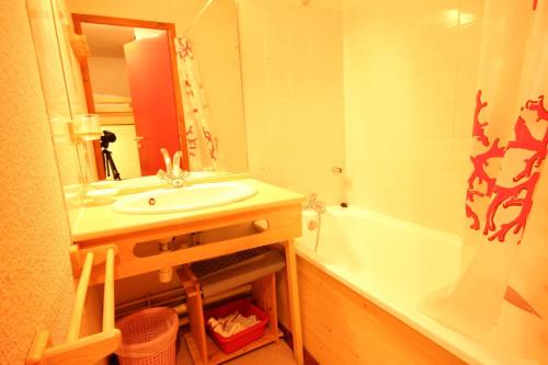 une salle de bain avec un lavabo et une baignoire dans l'établissement Résidence Grande Ourse - Appartement 2 pièces 4 personnes à Vallandry en centre station et proche des pistes MAE-2138, à Peisey-Nancroix