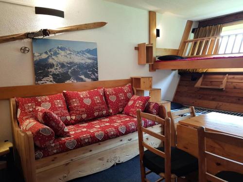 阿爾克1600的住宿－Résidence Cascade - Studio pour 3 Personnes 41，一间客厅,客厅里设有红色沙发