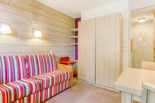 un salon avec un canapé et une table dans l'établissement Résidence Plagne Lauze - maeva Home - Studio 2 personnes - Sélection MAE-9201, à Mâcot La Plagne