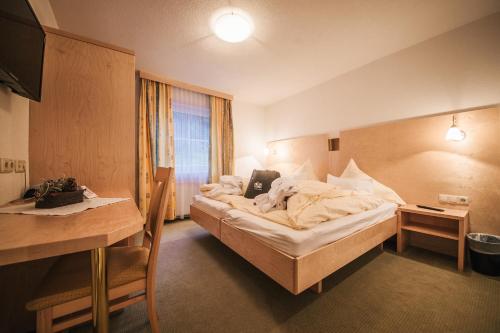 Postel nebo postele na pokoji v ubytování Arlen Lodge Hotel-Garni