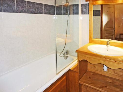 une salle de bain avec un lavabo et une douche dans l'établissement Résidence Les Eglantines - appartement 6 personnes en plein cœur des orres 1800 MAE-4804, aux Orres