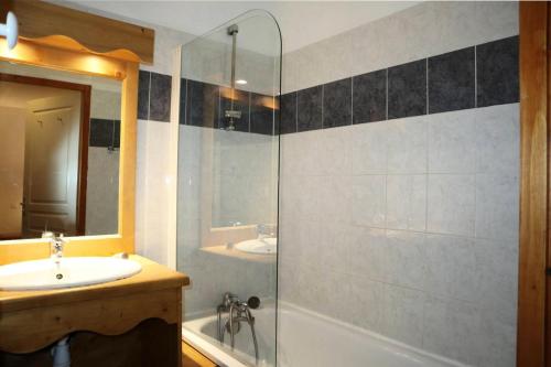 une salle de bain avec un lavabo et une douche dans l'établissement Résidence Les Eglantines - B116 LES EGLANTINES 1800 MAE-4844, aux Orres