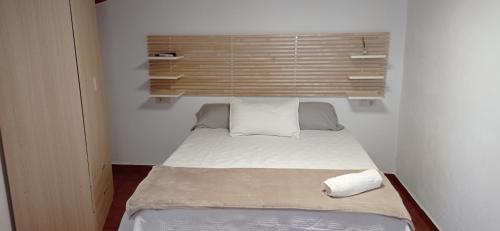 - une petite chambre avec un lit dans l'établissement Las Escuelas del Ayer Vivienda Turística de Alojamiento Rural, à Bélmez de la Moraleda