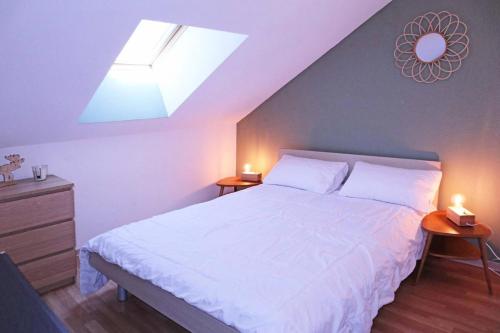 une chambre avec un grand lit blanc avec deux tables de nuit dans l'établissement Résidence Les Terrasses Du Soleil D'or - 3404 TERRASSES DU SOLEIL D'OR, LES ORRES 1800 MAE-4884, aux Orres