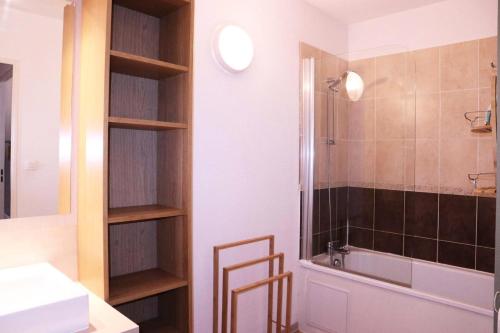 une salle de bain avec une douche, des toilettes et un lavabo dans l'établissement Résidence Les Terrasses Du Soleil D'or - 3404 TERRASSES DU SOLEIL D'OR, LES ORRES 1800 MAE-4884, aux Orres