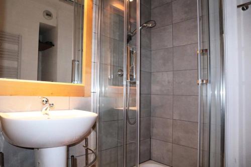 une salle de bain avec un lavabo et une douche dans l'établissement Résidence Les Silenes - 3 Pièces pour 8 Personnes 814, aux Orres