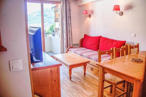 un salon avec un canapé et une table dans l'établissement Résidence Les Eglantines - 2 pièces 6 personnes place centrale les Orres 1800 MAE-4824, aux Orres