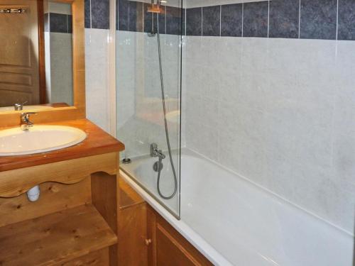 une salle de bain avec douche et lavabo dans l'établissement Résidence Les Eglantines - Les Orres 1800 appartement 6 pers vue pistes MAE-4864, aux Orres