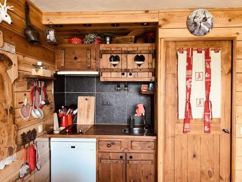 - une cuisine avec des placards en bois et un évier dans l'établissement Résidence Les Charmettes - Studio pour 3 Personnes 51, à Arc 1600