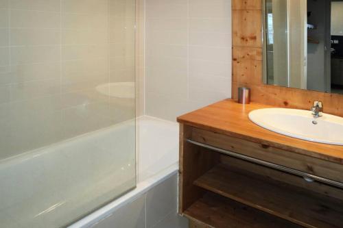 une salle de bain avec un lavabo, une douche et une baignoire dans l'établissement Résidence Balcon Des Airelles - Balcon des Airelles N°705 MAE-4894, aux Orres