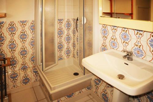 une salle de bain avec douche et lavabo dans l'établissement Résidence Les Carlines - Studio 4 personnes 1650 MAE-6174, aux Orres