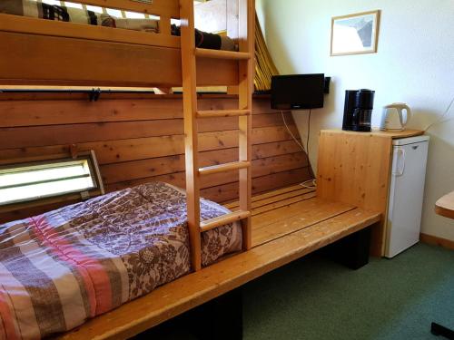 - une chambre avec des lits superposés et une échelle dans l'établissement Résidence Cascade - Studio pour 2 Personnes 62, à Arc 1600