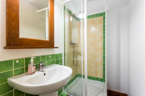 une salle de bain avec un lavabo et une douche dans l'établissement Résidence L'Alpaga - maeva Home - Appartement 3 Pièces 7 Personnes - Budget MAE-2454, à La Salle Les Alpes
