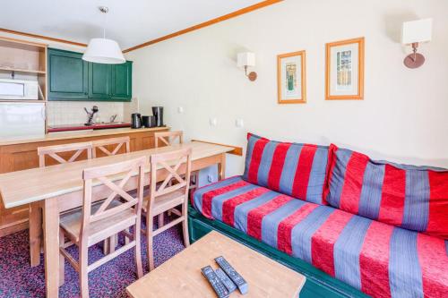 un salon avec un canapé et une table dans l'établissement Résidence L'Alpaga - maeva Home - Appartement 3 pièces 8 Personnes - Budget MAE-2474, à La Salle Les Alpes