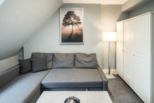 uma sala de estar com um sofá e uma árvore em HEART OF KENSINGTON AND CHELSEA,2 bedr em Londres