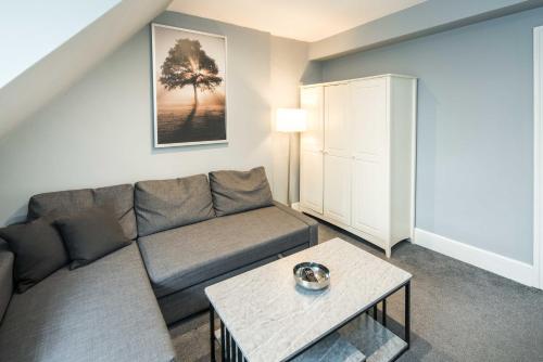 uma sala de estar com um sofá e uma mesa em HEART OF KENSINGTON AND CHELSEA,2 bedr em Londres