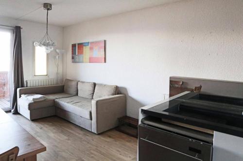 un salon avec un canapé et une table dans l'établissement Résidence Le Sunny Snow - 130 LE SUNNY SNOW 1650 MAE-1584, aux Orres