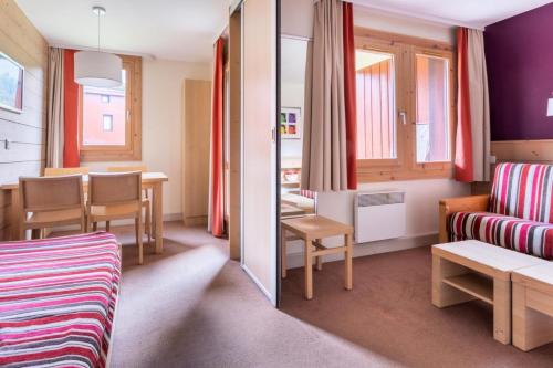 - un salon avec un canapé et une table dans l'établissement Résidence Plagne Lauze - maeva Home - Studio 4 Personnes - Sélection MAE-3474, à Mâcot La Plagne