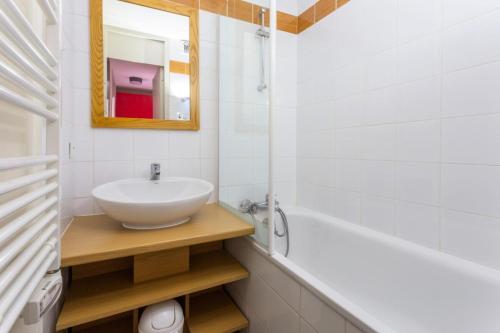 une salle de bain avec un lavabo, un miroir et une baignoire dans l'établissement Résidence Plagne Lauze - maeva Home - Studio 4 Personnes - Sélection MAE-3474, à Mâcot La Plagne