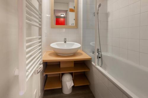 une salle de bain avec un lavabo et une baignoire dans l'établissement Résidence Plagne Lauze - maeva Home - Studio 4 Personnes - Sélection MAE-3544, à Mâcot La Plagne
