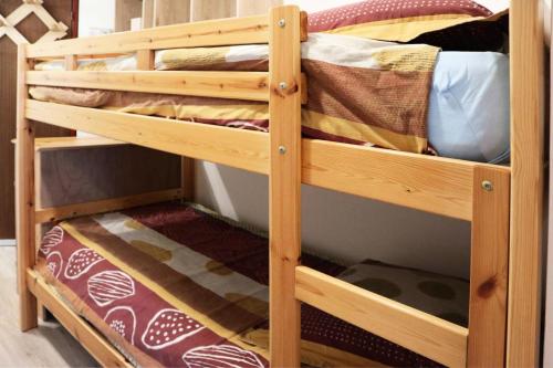 - un lit superposé en bois avec un lit superposé en bois avec un recuit dans l'établissement Résidence Aupillon - LES ORRES 1650 APPARTEMENT 4 PERSONNES MAE-4134, aux Orres